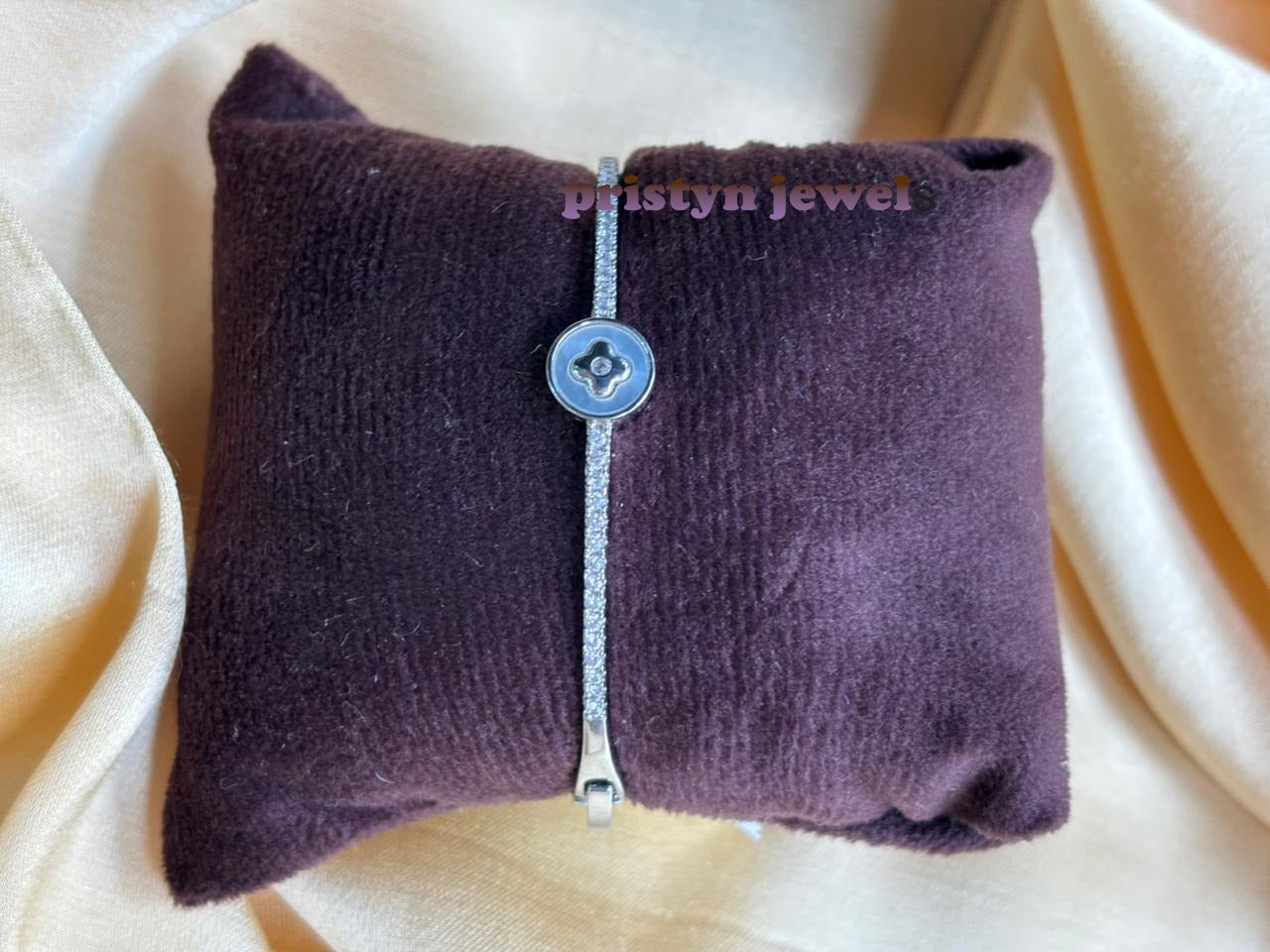 Mother of Pearl Bracelet with clover design on top