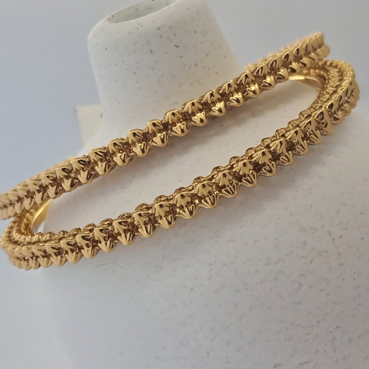 Gold bracelet on a white mannequin hand