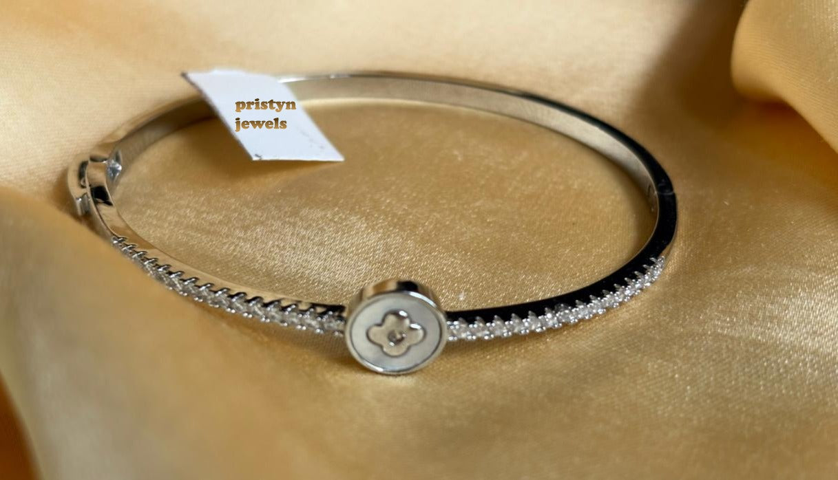 Mother of Pearl Bracelet with clover design on top