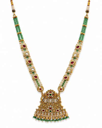 Heritage Kundan long haar necklace with emerald green beads, pearl detailing and an intricate statement pendant. Perfect for weddings, festive occasions, sarees and lehengas.