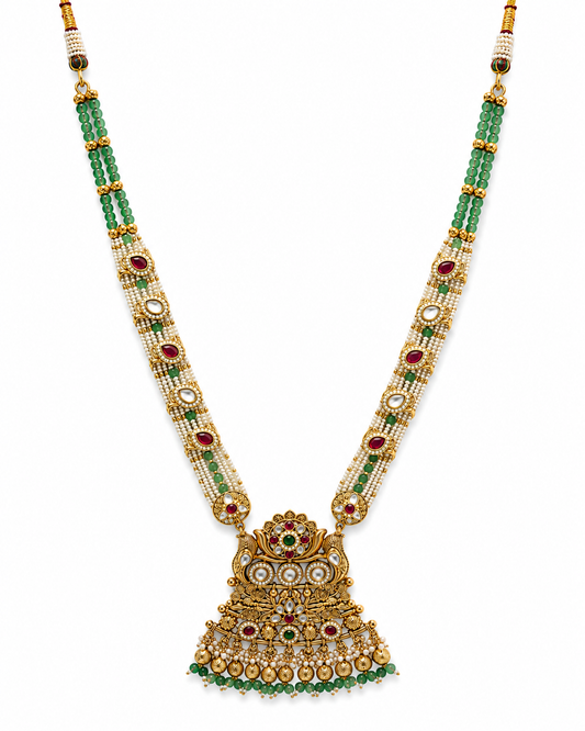 Heritage Kundan long haar necklace with emerald green beads, pearl detailing and an intricate statement pendant. Perfect for weddings, festive occasions, sarees and lehengas.